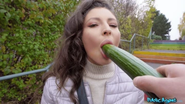 Porno Legendado - Boquete em público com pau grande e sexo