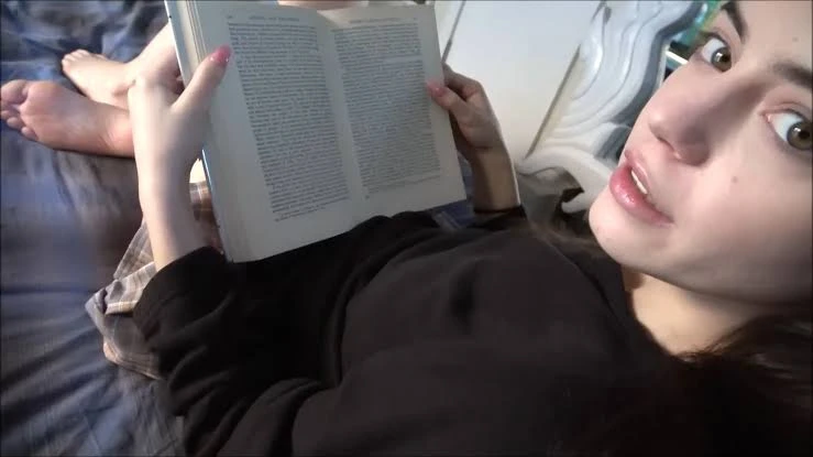 Porno Legendado - Atrapalhando a leitura da irmãzinha