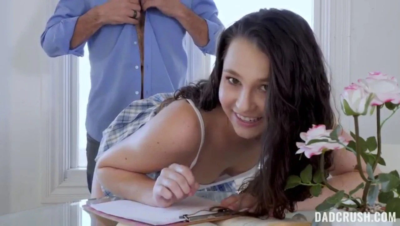 Porno Legendado - Padrasto da um trato na enteada enquanto a mãe não esta em casa